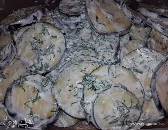 Баклажаны промываем под проточной водой, обсушиваем и обмазываем каждый кружочек соусом.