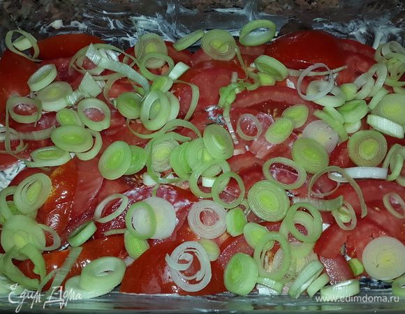 Форму для запекания смазываем сливочным маслом и выкладываем слоями: баклажаны, помидоры, лук. Солим. У меня получилось 2 слоя.