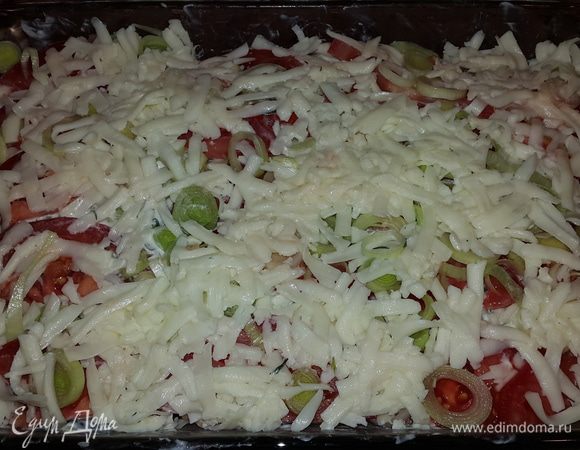 Посыпаем тертым сыром и слегка придавливаем руками.