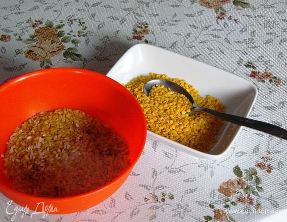 Пока будем чистить перцы, на 10 минут зальем рис и булгур кипятком. Не передержите, иначе крупа потом сильно разварится. Подготовим чечевицу. 