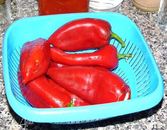Перец вымоем и очистим от семян. 