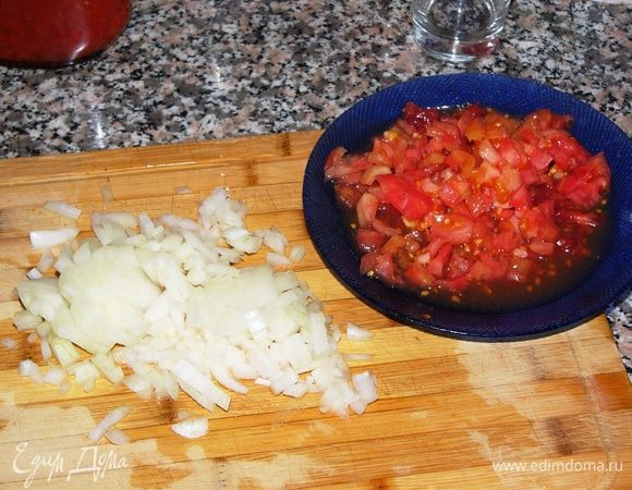 Крупную луковицу мелко нарежем. С крупного помидора снимем кожу и тоже мелко нарежем. 