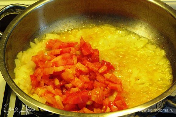 Теперь начинаем готовить начинку. С крупы слить воду. На оливковом масле в глубокой сковороде обжарим до прозрачности лук. Добавим пол-ложки томатной пасты и помидор. Слегка обжарим и погасим огонь под сковородой.