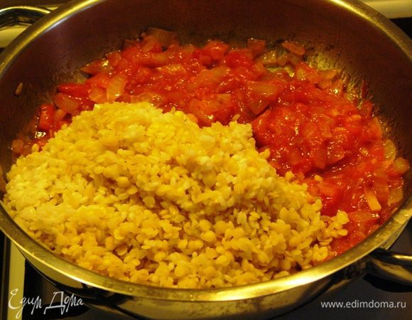 Добавим туда же чечевицу, рис и булгур, специи и соль. Вместо кумина подойдет молотый тмин. Хорошо все перемешаем. 