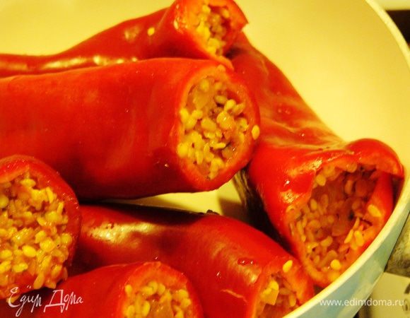 Перед тем как начать фаршировать перец, посолим его немного внутри. Потом фаршируем, не сильно утрамбовывая. Укладываем нафаршированные перцы в сотейник. 