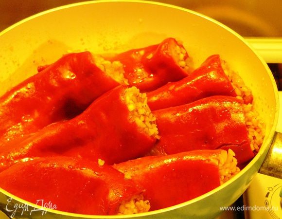 В качестве повседневного блюда, каким оно у нас и является, я использую заливку из стакана воды с томатной пастой и солью. Но можно похлоптать и приготовить соус из лука, помидор, чеснока с лавровым листом и петрушкой. Залить перец соусом (достаточно на 2-3 см высотой, перец еще пустит свой сок) и сбрызнуть оливковым маслом. Тушить под крышкой 30 минут. Опять же, не передержите, иначе рис и булгур сильно разварятся. 