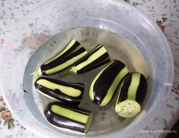 Замочить баклажаны на 15 минут в подсоленной воде, чтобы вышла горечь. 