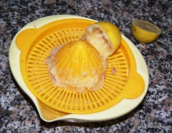 Выдавить сок из двух лимонов. 