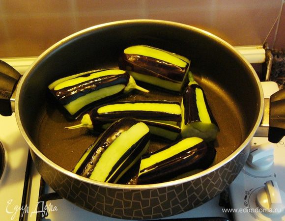 Баклажаны промыть, обсушить бумажным полотенцем и присолить в разрезах. В сотейнике разогреть масло и совсем слегка обжарить баклажаны. 