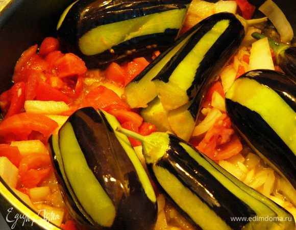 Добавить помидоры, лук, чеснок, перец. Добавить сахар, лимонный сок и соль. 