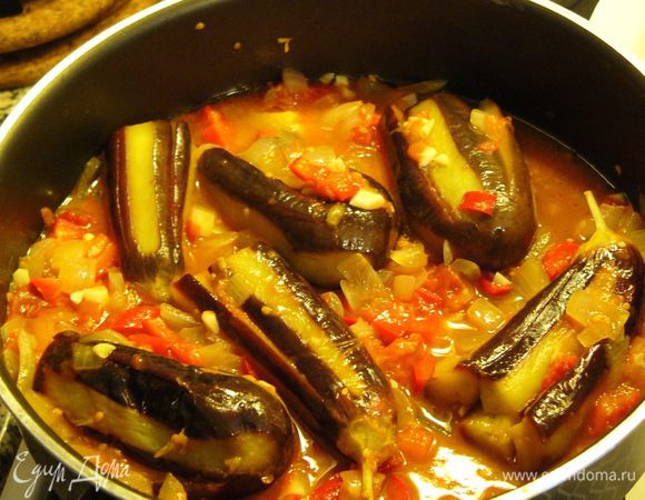 Тушить под крышкой до мягкости баклажанов около 15 минут. Опытные хозяйки могут догадаться, что кислота плюс сахар дают вкус, похожий на маринованные салаты с уксусом. Но это интересно. Лук за счет кислоты, остается хрустящим и маринованным. И аромат невероятный! Прошу пробовать! 