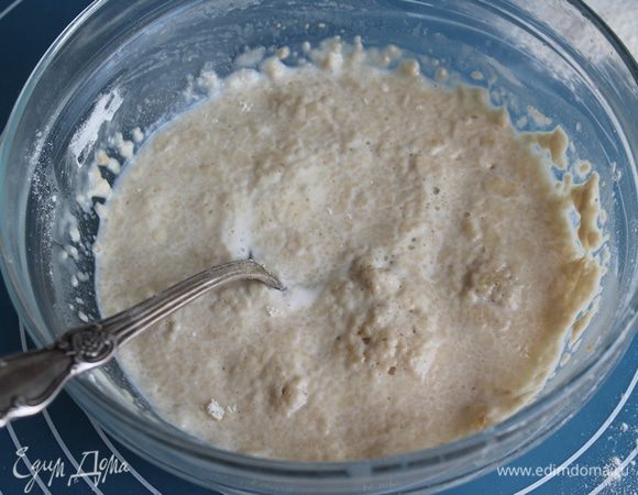 В теплое молоко добавить сахар, дрожжи и пару столовых ложек муки. Поставить опару в теплое место  на 15 минут для активации дрожжей.