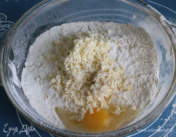 Творог протереть через сито, добавить яйцо, муку, соль и перемешайте.