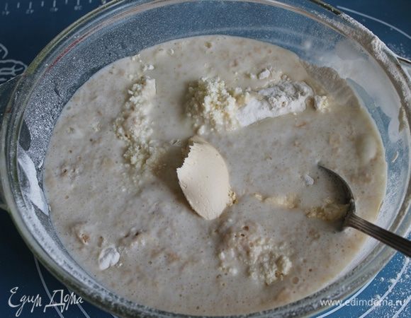 Добавьте густую сметану и подошедшую опару.