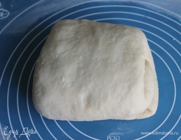  Через полчаса с начала подъема тесто нужно обмять путем складывания.

