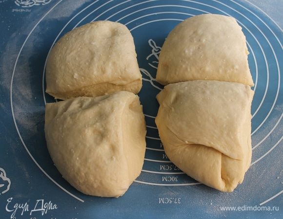 Разделите тесто на 4 части.