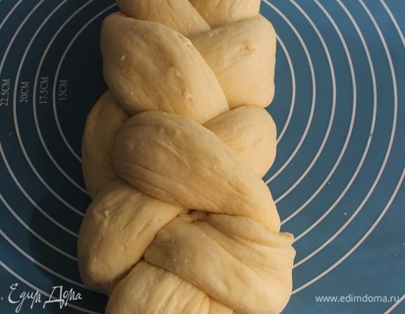 Заплести косу (я попыталась сделать из четырех жгутов). 