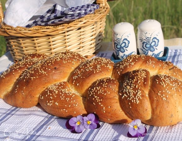 Через 30 минут плетенку смазать взбитым яйцом и присыпать кунжутом.

Выпекать при температуре 190-200 градусов около 40 минут.
