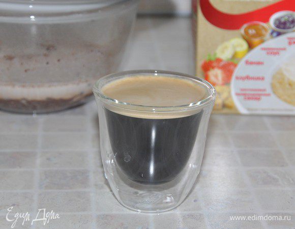 Любым удобным способом заварить чашку крепкого кофе. При необходимости процедить от кофейной гущи.
Я приготовила с помощью кофемашины чашечку эспрессо. Кофе чуть остудить.