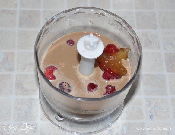 В блендере смешать заваренные хлопья, кофе, горсть вишни и ложку мёда. Взбить всё до однородности на высокой скорости. 