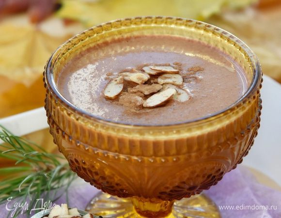 Перелить коктейль в бокал, посыпать миндальными лепестками и, по желанию, корицей. 
Угощайтесь!