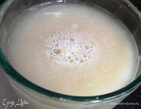 В теплой воде растворить дрожжи, сахар и соль.