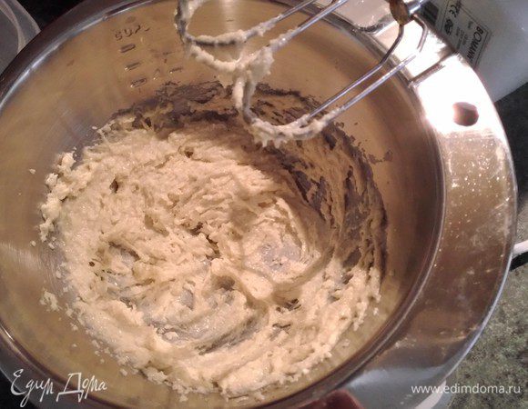 Взбейте размягченное сливочное масло комнатной температуры в белую пышную массу. 