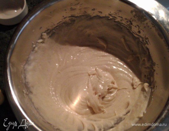 Постепенно добавьте сахарную пудру, зернышки ванили (можно заменить на 1 ложку ванильного экстракта или пакет ванильного сахара), яйца, затем муку с солью до получения однородной массы. Я использовала миксер.
