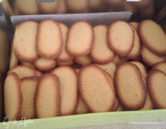 Печенья получаются тонкими, у меня получилось около 60 штук. Но всё зависит от размера. Попробуйте! Отличная идея для быстрого полдника! Остужать их лучше на решетке, а хранить в металлической коробке, они не любят влажность.
Приятного аппетита! 