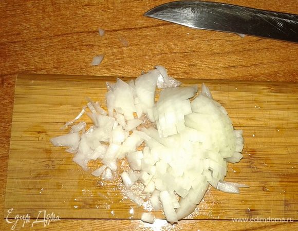 Лук также мелко режем.