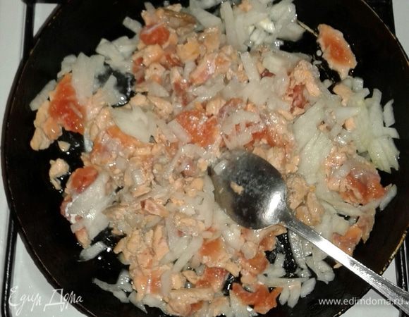 Обжариваем лук с рыбой на растительном масле до готовности. Солим и перчим по вкусу. Яйцо взбиваем и половину добавляем в начинку для сочности.