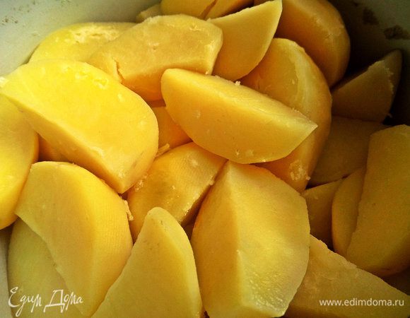 Заранее поставить вариться картофель.