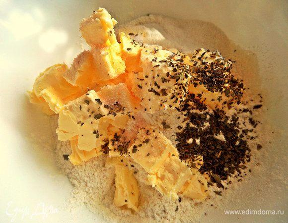 В это время в муку с разрыхлителем добавить масло, соль, приправы (у меня базилик), сахар.