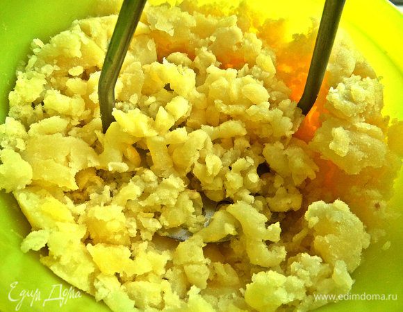 Картофель готовый растолочь в пюре.