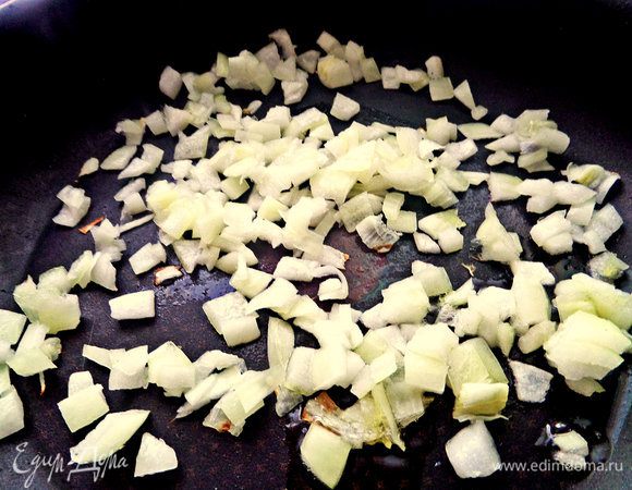 Лук нарезать и обжарить.