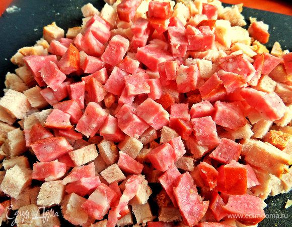 Нарезать мелко ветчину - 3 ломтика с колбасой - 4 кружочка.