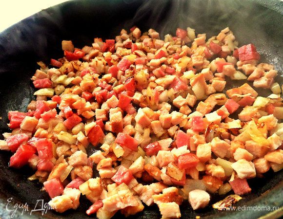 Обжарить слегка с луком.