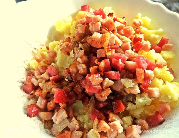 Высыпать мясо вслед за картошкой в тесто.