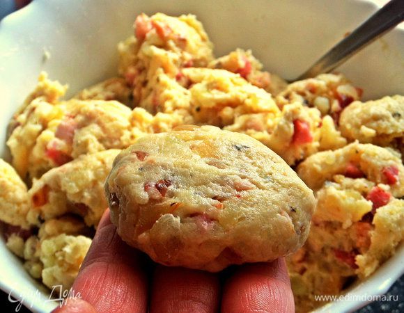 Взять ложку теста и скатать вот так на манер сырничков.