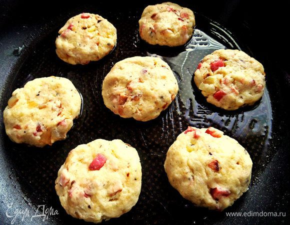 Выложить в смазанную форму.