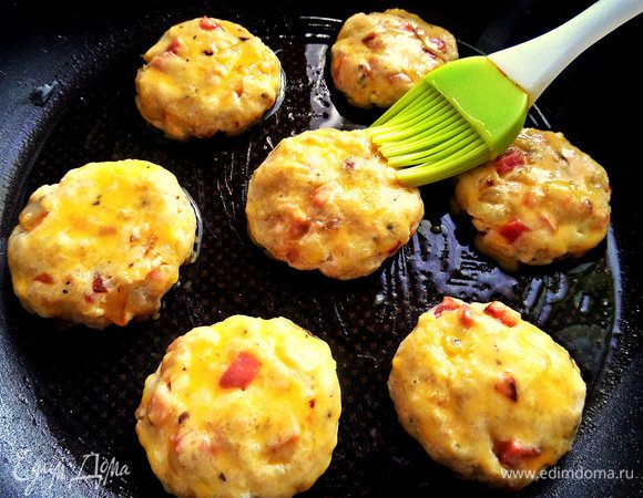 Смазать верх печенек.