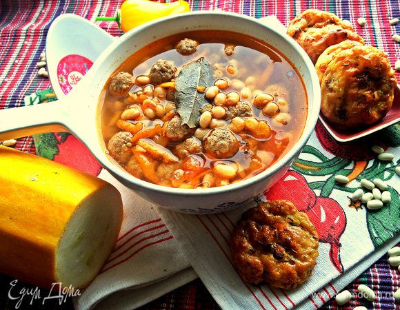 А ещё я подавала его с супчиком: http://www.edimdoma.ru/retsepty/76902-fasolevyy-sup-s-frikadelkami