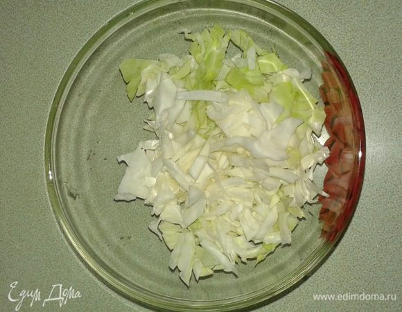 Капусту нарезаем.