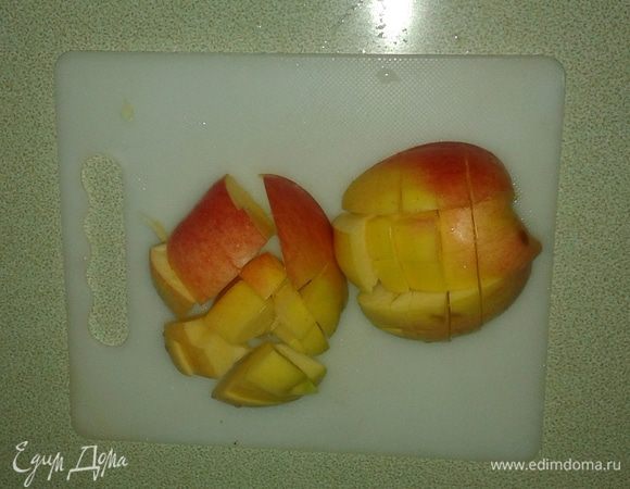 Яблоко тоже режем на кубики.