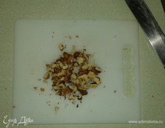 Орехи рубим ножом и посыпаем сверху наш нутрибласт. А теперь наслаждаемся!