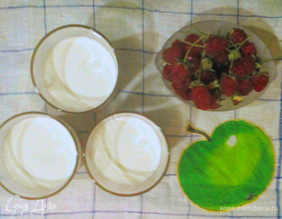 Если интересно, вот как я готовлю домашний йогурт: нагреваю слегка сливки 10%, добавляю чуток сахара, ванилина и сметану; ставлю в кастрюлю с горячей водой (не кипятком), накрываю кастрюлю крышкой и укрываю полотенцем на ночь. Густой, нежный, сливочный, ароматный и сладковатый йогурт готов!
На 0,5 литра сливок - половина ст. л. сметаны, половина ч. л. сахара, щепотку ванилина.