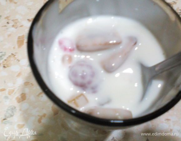 А теперь та-да-там... Вот и всё приготовление: смешиваем ингредиенты, если печенье у вас не детское растворимое, то оставляем на пол минутки "размякнуть" слегка в йогурте...