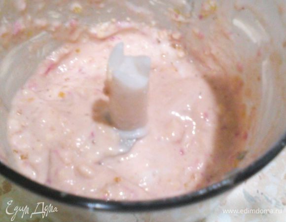 Взбиваем в блендере до однородности, пробуем, если надо, добавляем мёд, варенье или сгущенку (т.к. мой десерт не для сладкоежек - он в меру сладкий + с кислинкой малины).