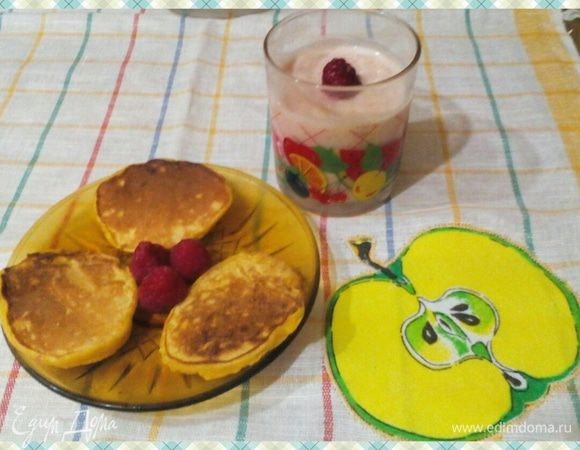 Украшаем малинкой (или можно потереть шоколадную конфетку - будет очень вкусно!). Десерт можно сделать пока заваривается кофе или чай...
Намазываем бутерброд с маслом, и полноценный завтрак готов!
У меня остались оладушки из тыквенной каши вместо бутерброда... с ними тоже очень вкусно!

Готовьте с удовольствием и угощайтесь!