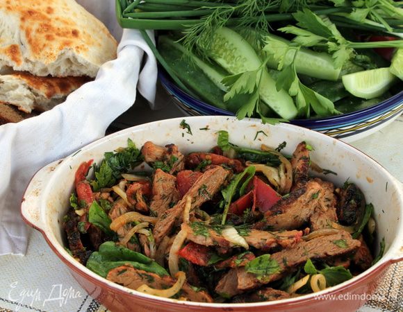 Свиные стейки жарим на гриле на решетке. Готовое мясо режем тонкими пластинками.